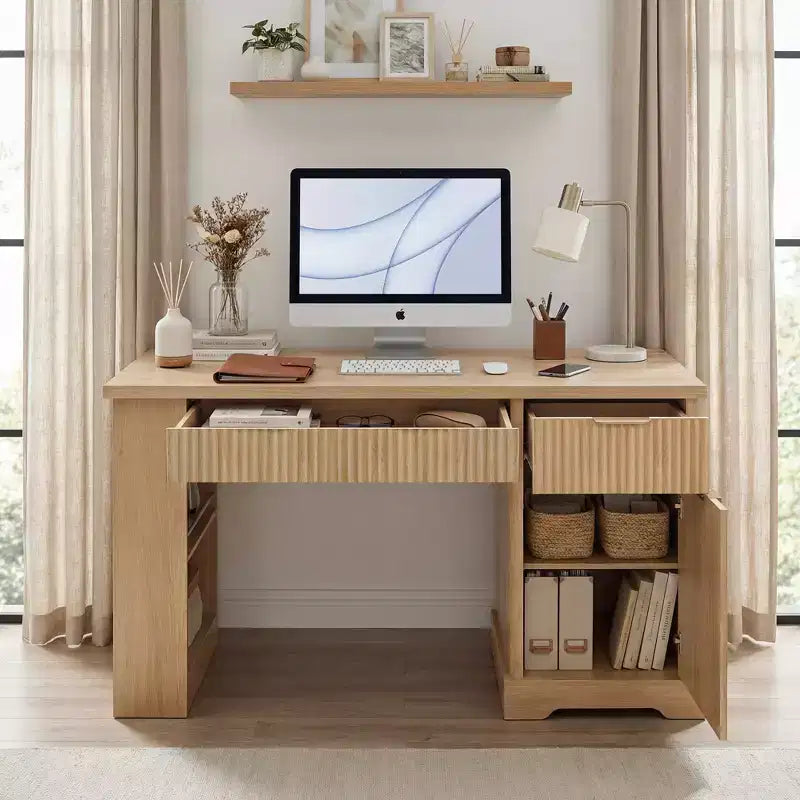 Bureau de direction moderne Haoran 55 de GDFStudio, à façade rainurée, avec prise électrique, tablette pour clavier, porte et tiroirs