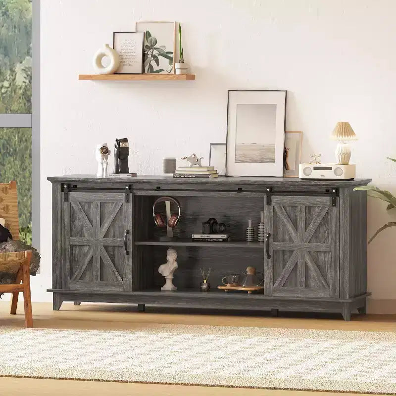 Meuble TV de ferme de 66 pouces pour téléviseurs de 75 pouces, console média avec porte de grange coulissante, prises de courant et placards de rangement réglables