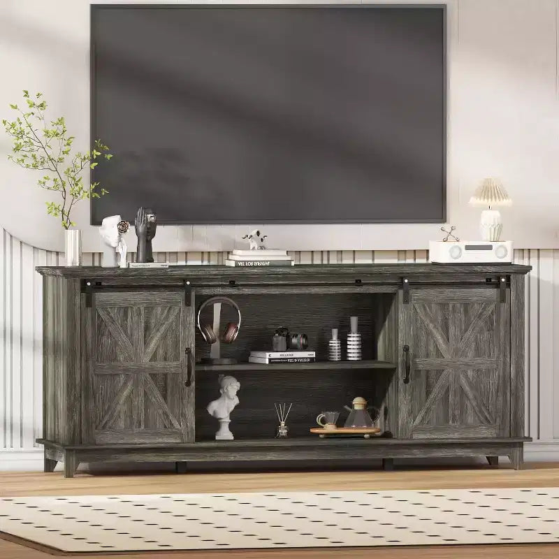 Meuble TV de ferme de 66 pouces pour téléviseurs de 75 pouces, console média avec porte de grange coulissante, prises de courant et placards de rangement réglables
